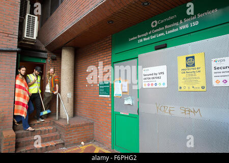 Camden, London, UK. 18. November 2015. Besatzer aus dem Camden-Mutterschiff-Projekt am Eingang zum ehemaligen Gehäuse und Sozialfürsorge Büros des Camden Council in West Hampstead. Bildnachweis: Mark Kerrison/Alamy Live-Nachrichten Stockfoto