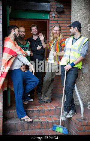 Camden, London, UK. 18. November 2015. Besatzer aus dem Camden-Mutterschiff-Projekt am Eingang zum ehemaligen Gehäuse und Sozialfürsorge Büros des Camden Council in West Hampstead. Bildnachweis: Mark Kerrison/Alamy Live-Nachrichten Stockfoto