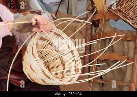 Hände von einem Korbwaren Korbmacher Durchführung einen Korb Stockfoto