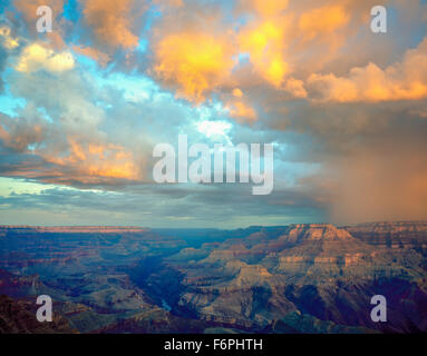Sonnenaufgang Wolken und Grand Canyon, Grand Canyon National Park, Arizona LIpan Punkt Stockfoto