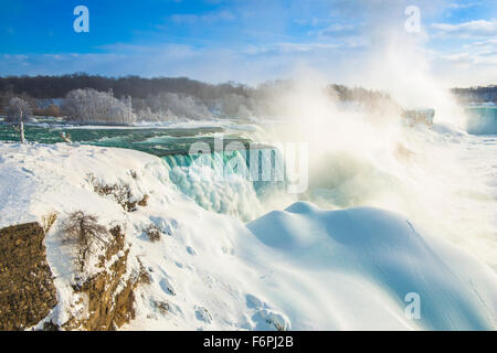 Niagara Falls im Winter, Niagara Falls State Park, New York, American Falls und BRidalveil Falls Stockfoto