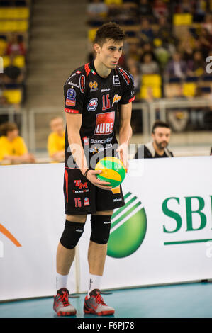 Lodz, Polen. 18. November 2015. Klemen Cebulj der Cucine Lube Civitanova während des Spiels gegen PGE Skra Belchatow in 2016 CEV DenizBank Champions League abgebildet. Cucine Lube schlägt Skra Belchatow 3-1. Bildnachweis: Marcin Rozpedowski/Alamy Live-Nachrichten Stockfoto