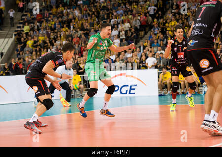 Lodz, Polen. 18. November 2015. Jenia Grebennikov (C) der Cucine Lube Civitanova während des Spiels gegen PGE Skra Belchatow in 2016 CEV DenizBank Champions League abgebildet. Cucine Lube schlägt Skra Belchatow 3-1. Bildnachweis: Marcin Rozpedowski/Alamy Live-Nachrichten Stockfoto