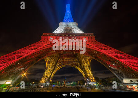Eiffel Tower beleuchtet mit französischer Flagge Farben als Hommage an die Opfer des 13. November 2015 Angriffe Stockfoto