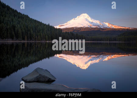 Festlegen von Sonnenlicht auf Mount Hood von Cascade Mountains, Trillium Lake, Oregon, USA Stockfoto