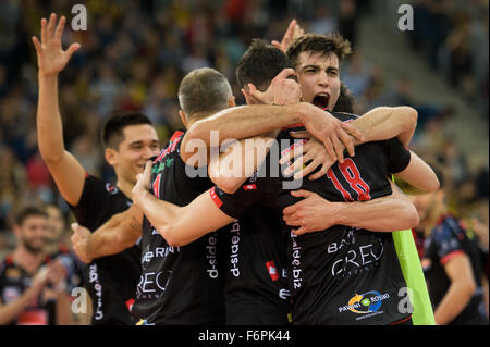 Lodz, Polen. 18. November 2015. Klemen Cebulj der Cucine Lube Civitanova während des Spiels gegen PGE Skra Belchatow in 2016 CEV DenizBank Champions League abgebildet. Cucine Lube schlägt Skra Belchatow 3-1. Bildnachweis: Marcin Rozpedowski/Alamy Live-Nachrichten Stockfoto