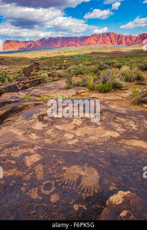 Bären Pfoten Petroglyphen und roten Klippen, in der Nähe von St. George, Utah Anceint Fremont-Kultur-Felskunst entlang Santa Clara River Stockfoto