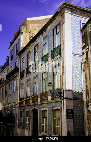 Schöne und charakteristische Fassaden mit Azulejos. Lissabon, Portugal Stockfoto