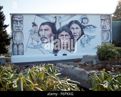Das Outdoor-Wandbild "Native Heritage" des Künstlers Paul Ygartua in der Stadt Chemainus, British Columbia, Kanada. Stockfoto