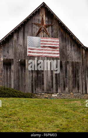 Alte Scheune und amerikanische Flagge mit der Galerie des Künstlers David Arme in Leipers Gabel, Tennessee. Stockfoto