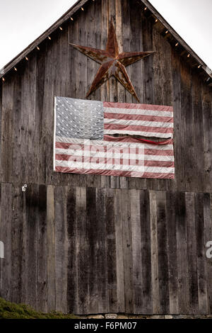 Alte Scheune und amerikanische Flagge mit der Galerie des Künstlers David Arme in Leipers Gabel, Tennessee. Stockfoto