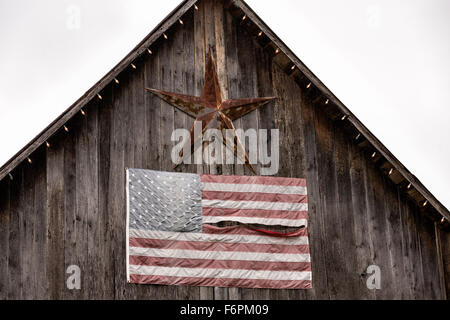 Alte Scheune und amerikanische Flagge mit der Galerie des Künstlers David Arme in Leipers Gabel, Tennessee. Stockfoto