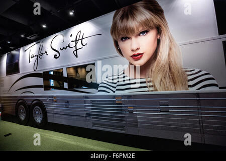 Anzeige des Sängers Talyor Swift Tourbus auf dem Display in die Country Music Hall Of Fame in Nashville, TN. Stockfoto