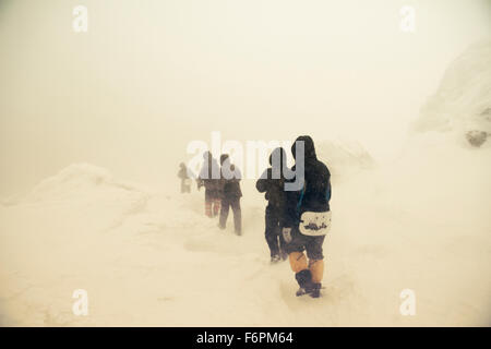 Kaukasische Wanderer auf verschneiten Weg gehen Stockfoto