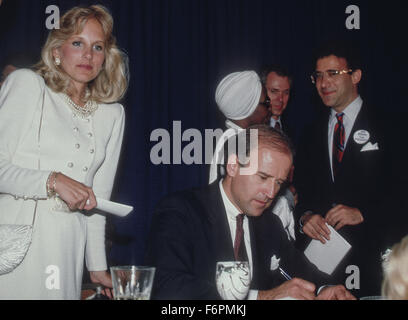 Chicago, Illinois. 11.05.1987 Arzt Jill Biden steht hinter ihrem Mann Senator Joe Biden (D., DE.) eine presidential Aspirant wie er gibt Autogramme, die Montagabend an, was hat als ein Illinois demokratischen '' Einheit Abendessen.'' abgerechnet wurde, dies war eine Spendenaktion, die auf $120.000 erwartet wurde. Bildnachweis: Mark Reinstein Stockfoto