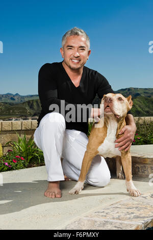 lächelnd zu Hause Porträt des knienden Ceasr Millan Dog Whisperer berühmte TV Promi-Trainer mit Pitbull Hund Daddy Stockfoto