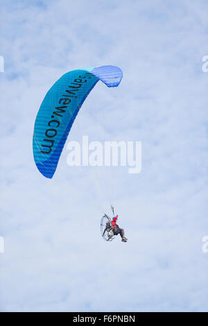 Motorschirm fliegen über General Santos City auf den Philippinen. Stockfoto