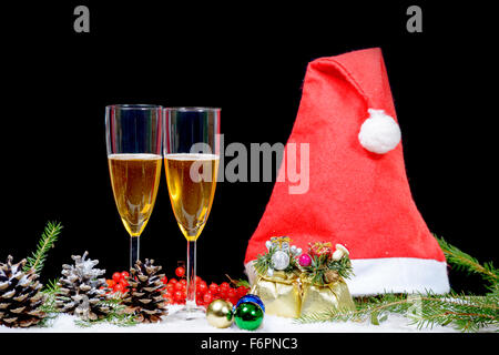 Weihnachts-Dekoration mit zwei Gläser Champagner, Weihnachtsmann-Mütze Stockfoto