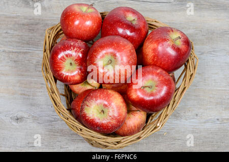 Mehrere rote Äpfel in einem Korb Korbwaren Stockfoto