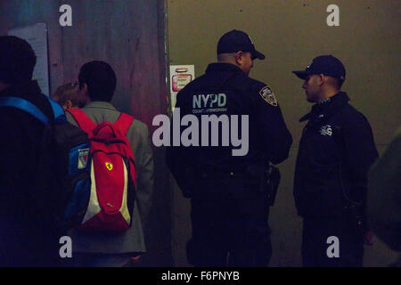 Zwei Offiziere aus dem neu gegründeten NYPD kritische Antwort Befehl (CRC) Anti-Terror-Kader (rechts) halten ein wachsames Auge auf die Fußgänger, wie sie von einem der Grand Central Terminal Eingänge auf der 42. Straße passieren. Nach der Veröffentlichung eines neuen video aus islamischen Staat Quellen vorschlagen einen bevorstehenden Terroranschlag in New York City, erhöhte Sicherheit, die Maßnahmen in der Stadt große Pendler-Hubs Grand Central Terminal, einschließlich eingeführt wurden wo zufällige Verkehr stoppt und schwer bewaffnete Patrouillen wurden umgesetzt. (Foto von Albin Lohr-Jones/Pacific Press) Stockfoto