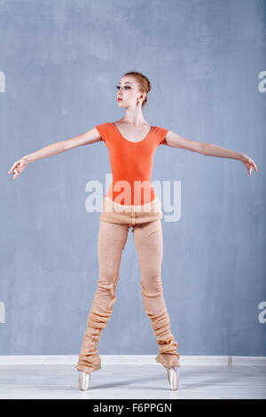 Ballerina Aufwärmen vor Generalprobe. Mädchen steht auf den Zehenspitzen. Klassisches Ballett. Stockfoto