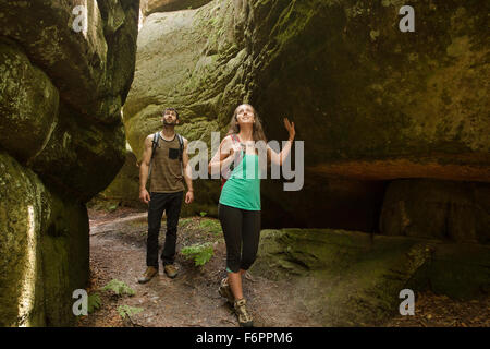 Kaukasische paar Höhle erkunden Stockfoto