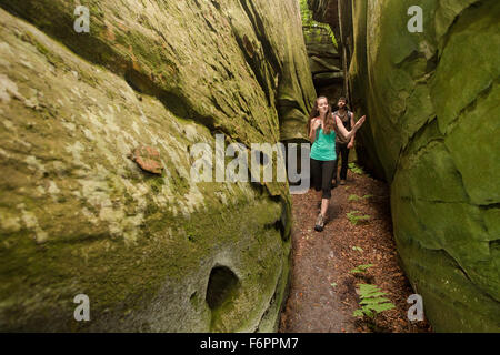 Kaukasische paar Höhle erkunden Stockfoto