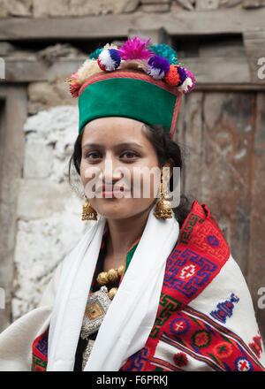 Indische Frau in traditioneller Kleidung und grüne Rampouri Hut aus der Himalaya-Region von Himachal Pradesh Stockfoto