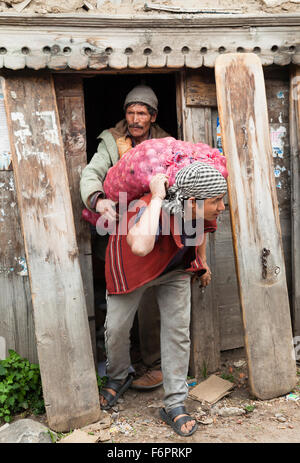 Indische Arbeiter mit Gemüse in einer Himalaya Dorf von Himachal Pradesh. Stockfoto