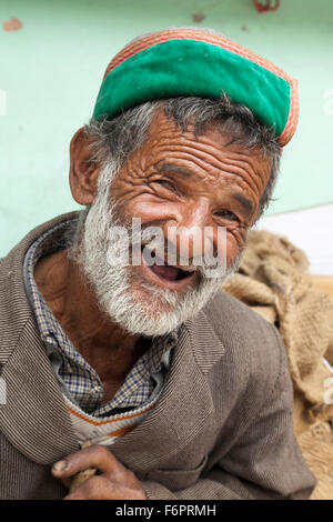 Älterer blinder Mann in traditioneller Kleidung und grüne Rampouri Hut aus der Himalaya-Region von Himachal Pradesh, Indien Stockfoto