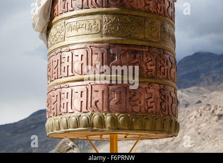 Buddhistische Gebetsmühle im Tempel, mit Blick auf Nako, Himachal Pradesh, Nordindien Stockfoto