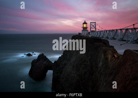 Leuchtturm auf Felsen über Meer Küste, Sausalito, California, Vereinigte Staaten von Amerika Stockfoto