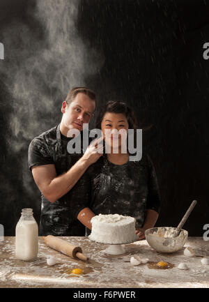 Chaotisch paar Kuchen backen Stockfoto