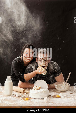 Frau Kuchen angesichts Freund schob Stockfoto