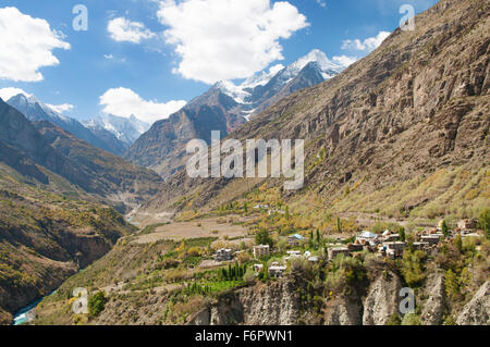 Himalaya Dorfbild im Himalaya Manali-Leh-Highway entlang. Himachal Pradesh, Indien. Stockfoto