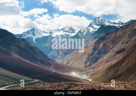 Himalaya-Landschaft im Himalaya Manali-Leh-Highway entlang. Himachal Pradesh, Indien Stockfoto