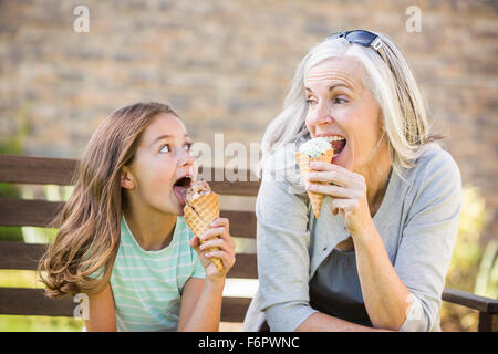 Kaukasische Großmutter und Enkelin Eis essen Stockfoto