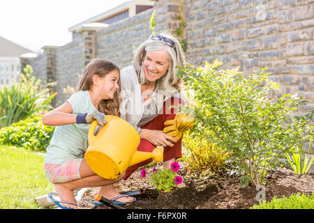 Kaukasische Großmutter und Enkelin Gartenarbeit im Hinterhof Stockfoto