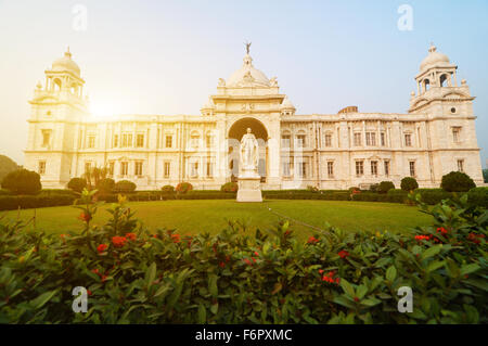 Blick auf den vorderen Garten Wahrzeichen Victoria Denkmal in Kalkutta oder Kalkutta, Indien. Stockfoto