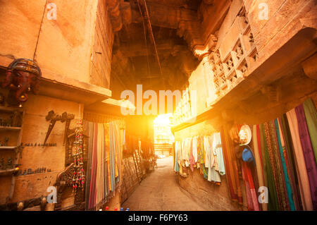 Blick auf den Sonnenuntergang der Einkaufsstraße in der Festung von Jaisalmer, Rajasthan, Indien. Stockfoto