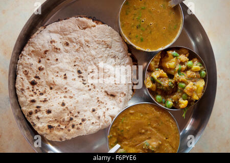 Traditionelle indische Küche vegetarische Roti serviert in kleinen Schalen auf ein rundes Tablett. Stockfoto