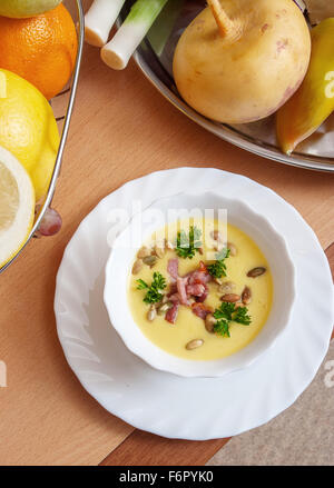 Suppe und Gemüse auf Tisch Stockfoto