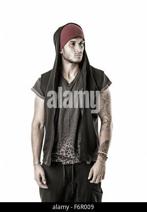 Hübscher harter junger Mann im dunklen Kapuzen T-shirt isoliert auf weißem Hintergrund, wegschauen, eine Seite Stockfoto