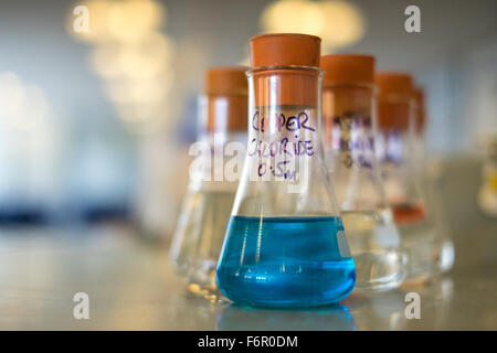 Chemie-Labor Glas Becher Chemikalien Wissenschaft Stockfoto