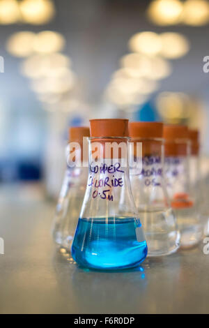 Chemie-Labor Glas Becher Chemikalien Wissenschaft Stockfoto