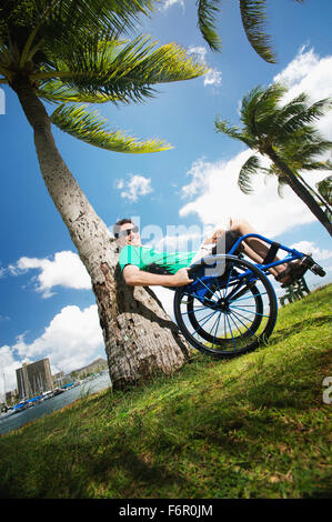 Behinderte Menschen im Rollstuhl am Strand spielen Stockfoto