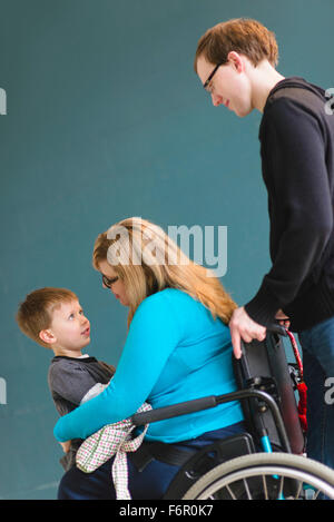 Mann schob Querschnittsgelähmten Frau und Sohn Stockfoto