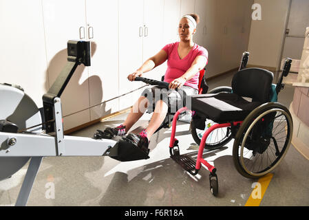 Querschnittsgelähmte trainieren in der physikalischen Therapie Stockfoto