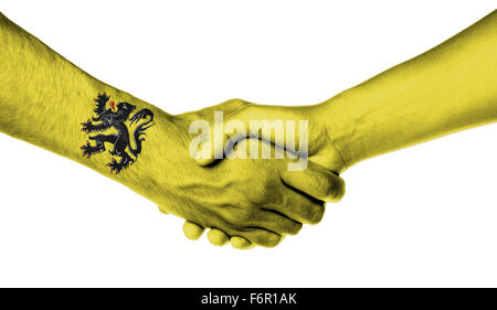 Mann und Frau, die Hände schütteln, eingehüllt in Flagge Muster, Flandern Stockfoto