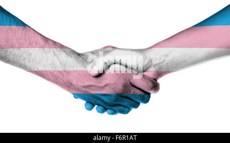 Mann und Frau, die Hände schütteln, eingewickelt in Trans Pride Flagge Muster Stockfoto